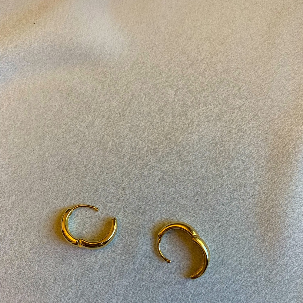 [🍍2 for $22] Simple Mini Gold Hoops - Picture 4 of 7